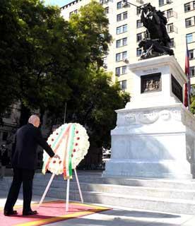 Il Presidente Giorgio Napolitano rende omaggio al Monumento al Padre della Patria Bernardo O'Higgins.