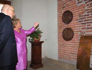Il Presidente del Cile, Michelle Bachelet indica all Presidente della Repubblica Giorgio Napolitano il luogo dove venne ucciso Salvador Allende.