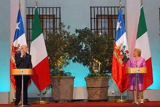 Il Presidente Giorgio Napolitano con il Presidente della Repubblica del Cile Michelle Bachelet, in occasione della dichiarazione congiunta alla stampa.