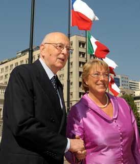 Il Presidente Giorgio Napolitano accolto a Palazzo della Moneda dal Presidente della Repubblica del Cile Michelle Bachelet.