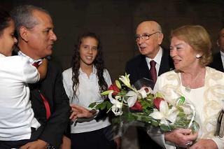Il Presidente Giorgio Napolitano con la moglie Clio, si intrattiene con una famiglia italiana che risiede in Cile, al termine dell'inaugurazione della Mostra