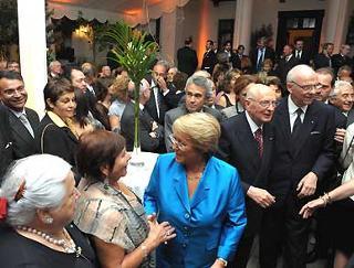 Il Presidente Giorgio Napolitano con la Presidente della Repubblica del Cile, Michelle Bachelet, tra gli invitati all'Ambasciata Italiana per il ricevimento di restituzione, accompagnati dall'Ambasciatore Paolo Casardi.