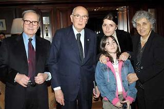 Il Presidente Giorgio Napolitano, posa per la foto, con Ennio Morricone, e la sua famiglia