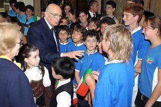 Il Presidente Giorgio Napolitano con la moglie Clio tra i bambini del Circolo Italiano, in occasione dell'incontro con la Collettività italiana