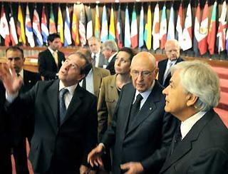 Il Presidente Giorgio Napolitano, nella foto con Ernesto Ottone, Segretario Eseutivo Aggiunto e Josè Luis Machinea, Segretario Esecutivo, al termine dell'Allocuzione del Presidente nella sede della CEPAL.