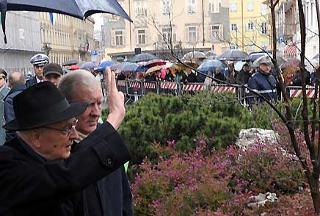 Il Presidente Giorgio Napolitano risponde al saluto della gente al suo arrivo a Gorizia