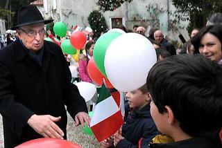 Il Presidente Giorgio Napolitano festeggiato da alcune scolaresche all'arrivo al Castello di Brazzà