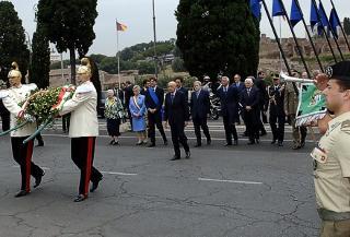Il Presidente Giorgio Napolitano durante la deposizione di una corona d'alloro sul Monumento di Giuseppe Mazzini