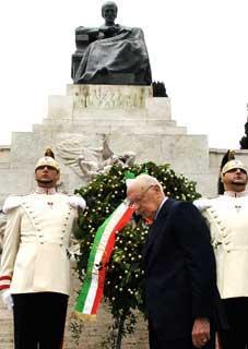 Il Presidente Giorgio Napolitano durante la cerimonia di deposizione di una corona d'alloro al Monumento di Giuseppe Mazzini
