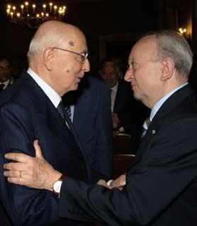Il Presidente Giorgio Napolitano, all'Accademia dei Lincei, si congratula con Tullio De Mauro vincitore del Premio Nazionale Presidente della Repubblica in occasione della chiusura dell'Anno Accademico 2005-2006