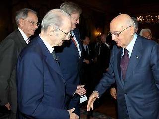 Il Presidente Giorgio Napolitano saluta Giovanni Conso, Presidente dell'Accademia dei Lincei, al termine dell'Adunanza solenne a chiusura dell'Anno Accademico.