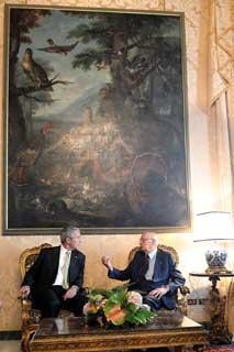 Il Presidente Giorgio Napolitano durante i colloqui con il Presidente degli Stati Uniti d'America George W. Bush.