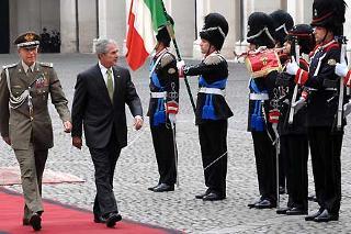 Il Presidente degli Stati Uniti d'America George W. Bush , accompagnato dal Gen. Rolando Mosca Moschini, al suo arrivo al Palazzo del Quirinale