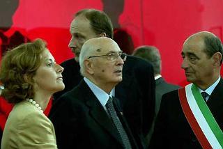 Il Presidente Giorgio Napolitano con il Sindaco Giuseppe Pericu e la curatrice della Mostra, Anna Costantini, durante la visita al Palazzo Ducale.
