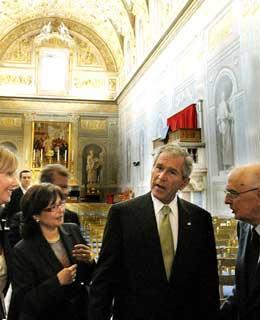 Il Presidente degli Stati Uniti d'America George W. Bush, accompagnato dal Presidente della Repubblica Italiana Giorgio Napolitano, visita la Cappella Paolina, adiacente al Salone dei Corazzieri al termine della colazione di lavoro