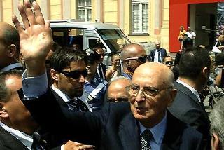 Il Presidente Giorgio Napolitano risponde al saluto dei cittadini presenti all'uscita dal Palazzo Ducale