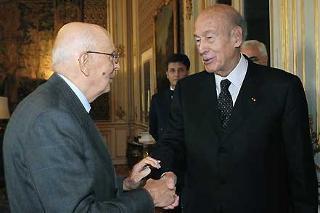 Il Presidente Giorgio Napolitano accoglie Valery Giscard D'Estaing in occasione dell'incontro al Quirinale