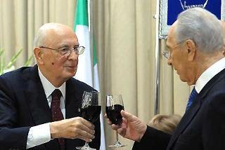 I Presidenti Napolitano e Peres brindano al termine dei loro interventi al Pranzo di Stato