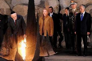 Il Presidente Giorgio Napolitano accende la fiamma in memoria dei Martiri nella Tenda della Rimembranza