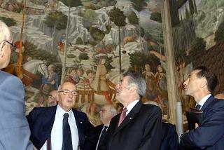 Il Presidente Giorgio Napolitano ed il Presidente della Repubblica Federale d'Austria Heinz Fischer durante la visita alla Cappella di Benozzo Gozzoli in Prefettura