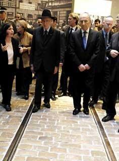 Il Presidente Giorgio Napolitano con la moglie Clio, accompagnato dal Presidente dello Stato d'Israele Shimon Peres durante la visita al Museo dell'Olocausto
