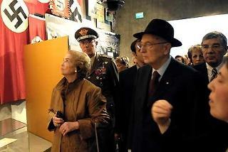 Il Presidente Giorgio Napolitano con la moglie Clio durante la visita al Museo dell'Olocausto
