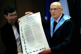 Il Presidente Giorgio Napolitano riceve il Diploma di Laurea Honoris Causa in Filosofia da Sarah Stroumsa, Rettore dell'Università Ebraica di Gerusalemme