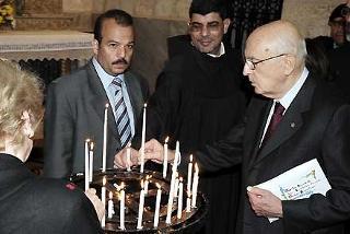 Il Presidente Giorgio Napolitano con la moglie Clio durante la visita alla Basilica della Natività