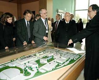 Il Presidente Napolitano, nella foto con Marcegaglia, Pres. di Confindustria, Cordero di Montezemolo, Pres. Fiat, Di Giusto, Amm. Del. e Dir. Gen. dell'Elasis e Marchionne, Amm. Del. Fiat