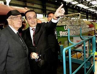 Il Presidente Giorgio Napolitano accompagnato da Giovanni Bertolone, Amministratore Delegato di Alenia Aeronautica, visita l'Hangar ATR-Assemblaggio Fusoliera.