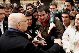 Il Presidente Giorgio Napolitano saluta un gruppo di giovani davanti la Nuova Sede della Fondazione &quot;Mezzogiorno Europa&quot;