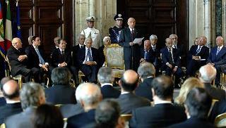 Il Presidente Giorgio Napolitano, presenti le Alte cariche istituzionali, rivolge il suo indirizzo di saluto ai componenti il Consiglio superiore della magistratura uscente e quello di nuova composizione.