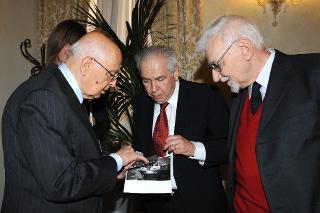 Il Presidente Giorgio Napolitano osserva una foto di Leo Valiani insieme al figlio e Prof. Arturo Colombo poco prima della cerimonia inaugurale delle Celebrazioni del Centenario della nascita di Leo Valiani