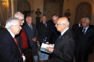 Il Presidente Giorgio Napolitano si intrattiene con i familiari ed i relatori della cerimonia inaugurale delle Celebrazioni del Centenario della nascita di Leo Valiani a Palazzo Giustiniani