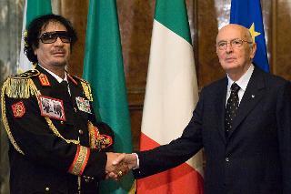 Il Presidente Giorgio Napolitano con il Col. Muammar El Gheddafi, Leader della Rivoluzione al suo arrivo al Quirinale, in occasione della visita ufficiale in Italia