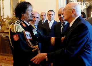 Il Presidente Giorgio Napolitano con il Colonnello Muammar El Gheddafi, al termine dei colloqui al Quirinale