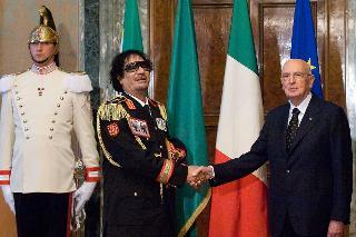 Il Presidente Giorgio Napolitano con Muammar El Gheddafi, in visita ufficiale in Italia