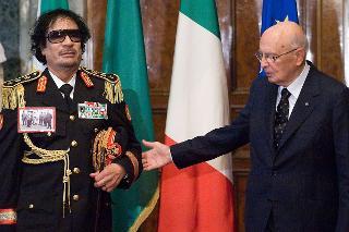 Il Presidente Giorgio Napolitano con il Col. Muammar El Gheddafi