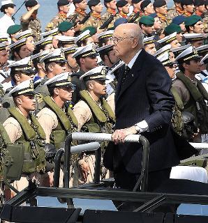 Il Presidente Giorgio Napolitano a bordo della nave &quot;Cavour&quot; in occasione della Festa della Marina Militare
