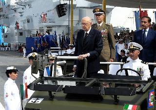 Il Presidente Giorgio Napolitano passa in rassegna i reparti schierati a bordo della nave &quot;Cavour&quot;, in occasione della Festa della Marina