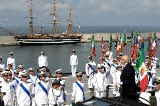 Il Presidente Giorgio Napolitano riceve gli onori al suo arrivo a bordo della nave &quot;Cavour&quot; in occasione della Festa della Marina. Sullo sfondo la nave scuola &quot;Amerigo Vespucci&quot;