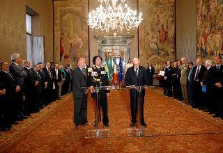 Il Presidente Giorgio Napolitano con il Col. Muammar El Gheddafi, durante le comunicazioni alla stampa