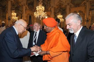 Il Presidente Giorgio Napolitano al termine della cerimonia con i partecipanti al IV Summit dei Leaders Religiosi in occasione del G8 saluta il Rev. Dr. Homi Dhalla, zoroastriano, India