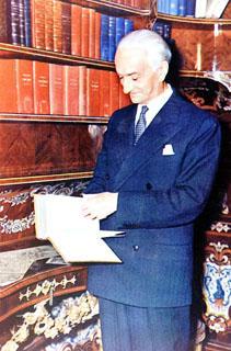 Il Presidente della Repubblica Antonio Segni nella biblioteca del Piffetti al Quirinale