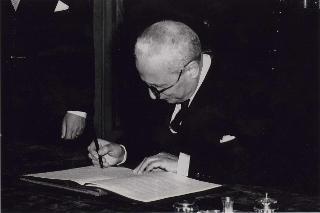 Il Capo Provvisorio dello Stato Enrico De Nicola durante la firma della Costituzione