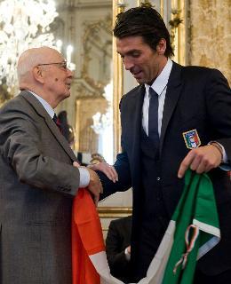 Il Presidente Giorgio Napolitano consegna il Tricolore presidenziale celebrativo del 150° dell'Unità d'Italia a Gianluigi Buffon, portiere nella Nazionale di calcio