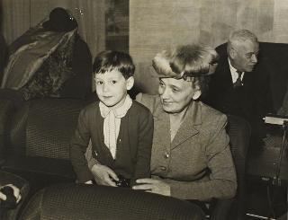 Ida Einaudi Pellegrini con un gruppo di bambini