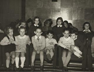 Ida Einaudi Pellegrini con un gruppo di bambini