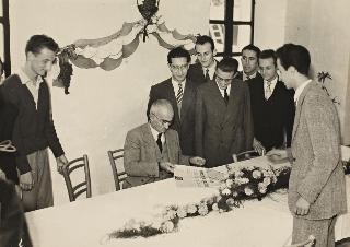 Il Presidente della Repubblica Luigi Einaudi con la moglie Ida in visita a Dogliani