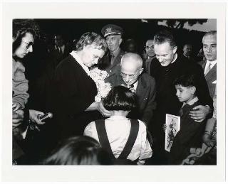 Il Presidente della Repubblica Luigi Einaudi durante una merenda offerta a 120 bambini mutilati di guerra dell' &quot;Opera Don Orione&quot; di Milano